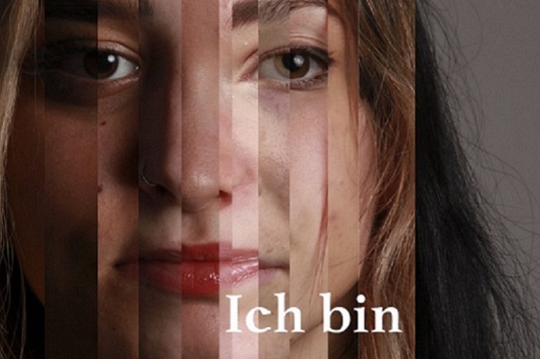 Collage Mädchenportrait aus vielen Gesichtern zusammengeschnitten